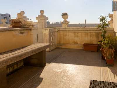 ...che conduce a un patio con battuto alla veneziana